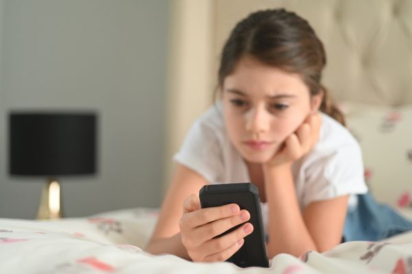 «Καταστρέφουν» τελικά τα social media τα παιδιά μας;