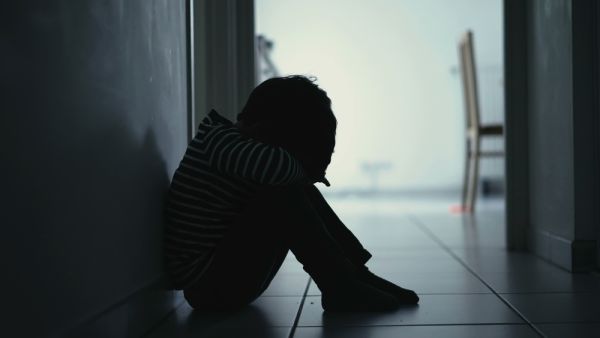 Έρευνα: Θύμα βιασμού σε παιδική ηλικία 1 στους 7 ενήλικες στην Ελλάδα | imommy.gr