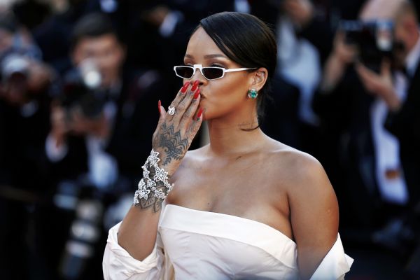 Rihanna: Υιοθέτησε την πιο hot απόχρωση στο πεντικιούρ | imommy.gr